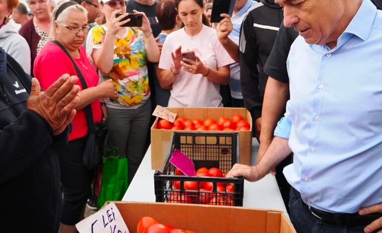 Vizita lui Călin Georgescu la Izbiceni, „regizată” ca pe vremea lui Ceaușescu. „Localnici falși, ‘susținători’ aduși cu autocarul, chiar și comercianți falși”