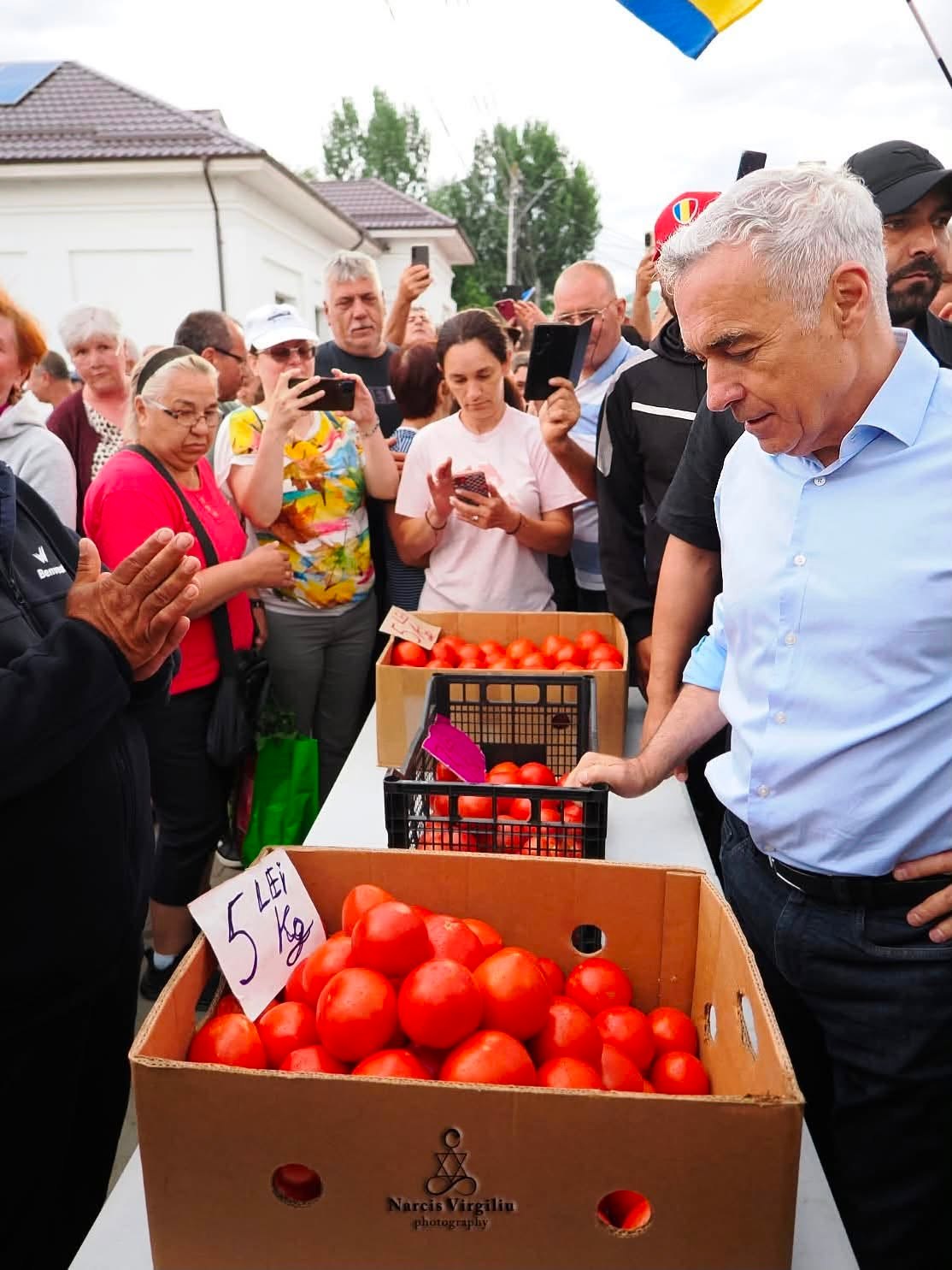 Vizita lui Călin Georgescu la Izbiceni, „regizată” ca pe vremea lui Ceaușescu. „Localnici falși, ‘susținători’ aduși cu autocarul, chiar și comercianți falși”