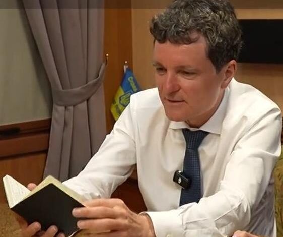 Președintele Nicușor Dan a dezvăluit ce scrie în celebrele carnețele pe care le poartă peste tot. Cine are acces la ele, deși conțin secrete