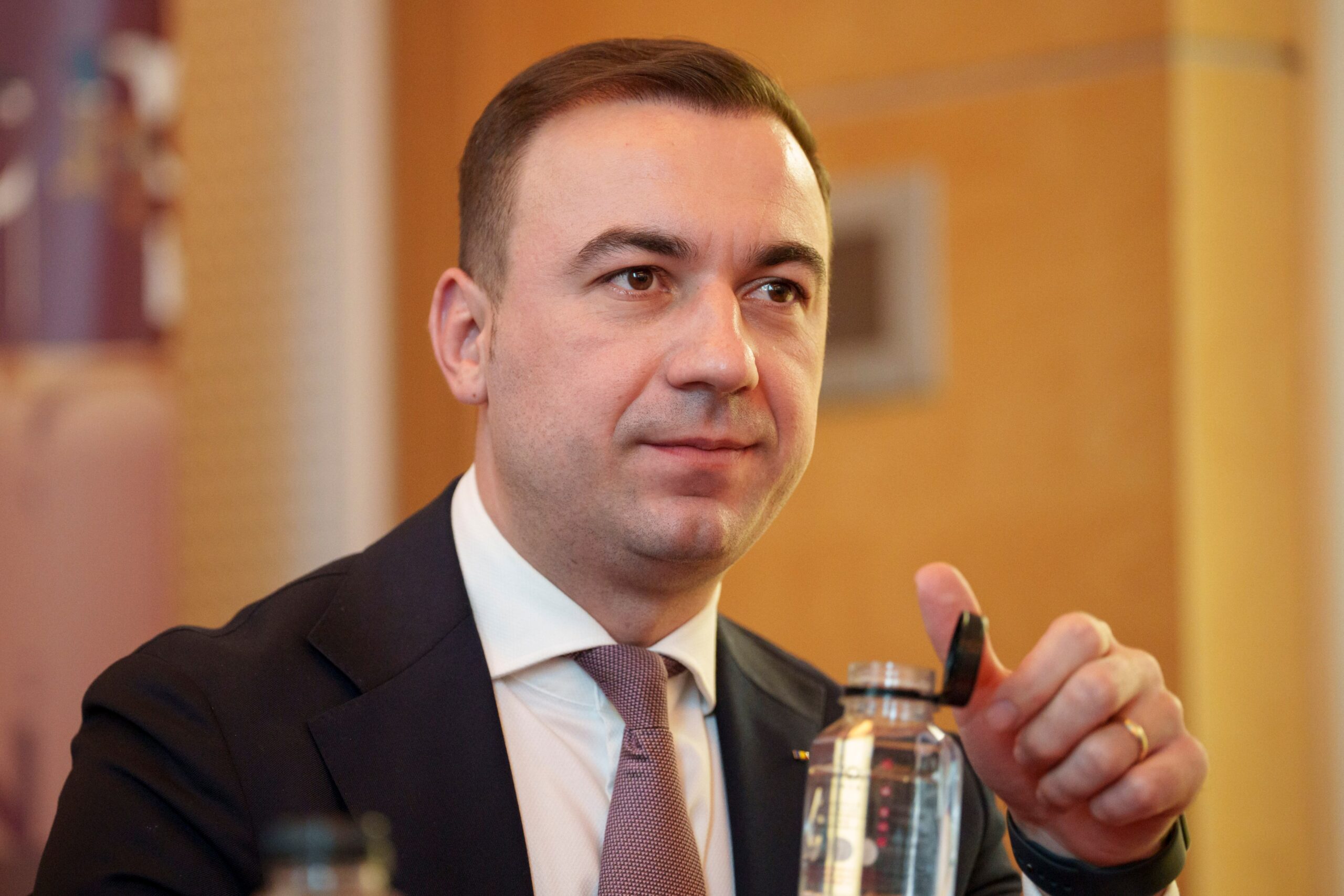 Fost ministru al Energiei: „Când piața carburanților intră în criză, statul nu are voie să privească de pe margine”. Cum vor fi reduse accizele