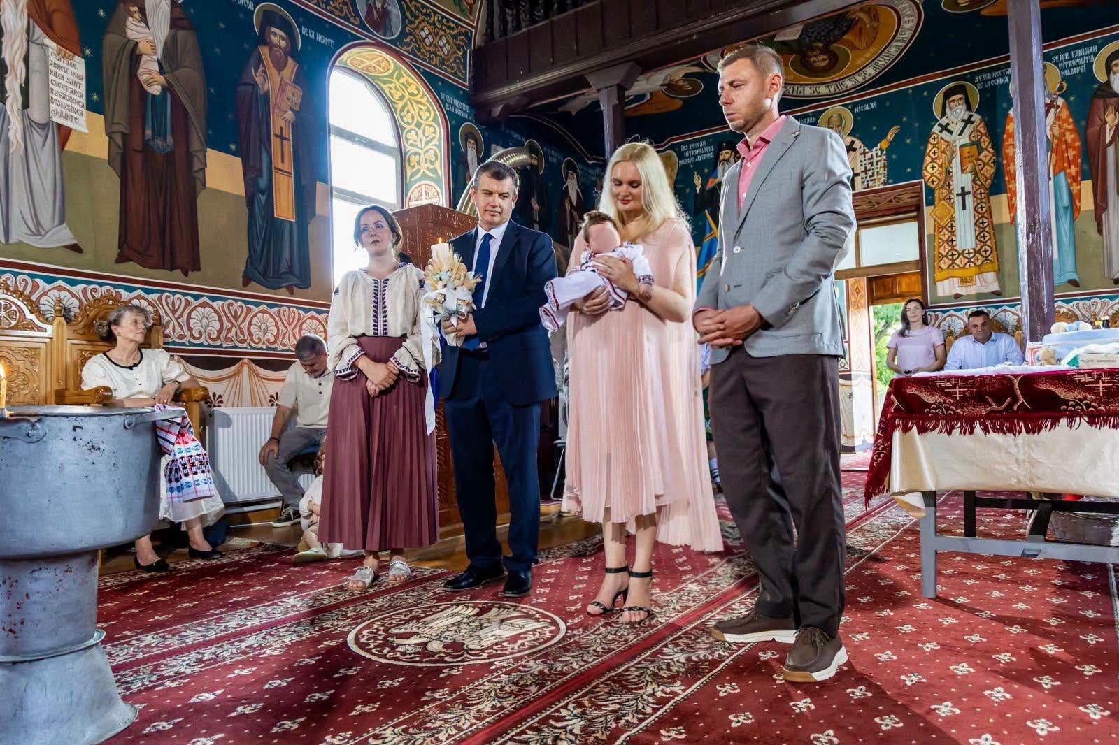 Eugen Tomac a devenit nașul celui de-al treilea copil al primarului din Sulița