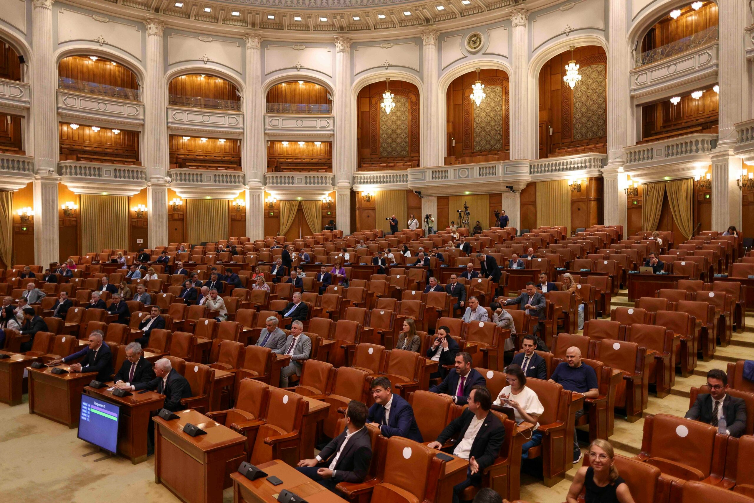Parlamentul s-a reunit în sesiune extraordinară. Au început dezbaterile pe proiectele-cheie din PNRR de peste 3 miliarde de euro