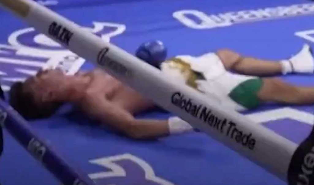 A intrat în ring încrezător și l-a părăsit pe targă. Un KO devastator l-a trimis în stare critică la spital: „Rugăciunile noastre sunt alături de el!”