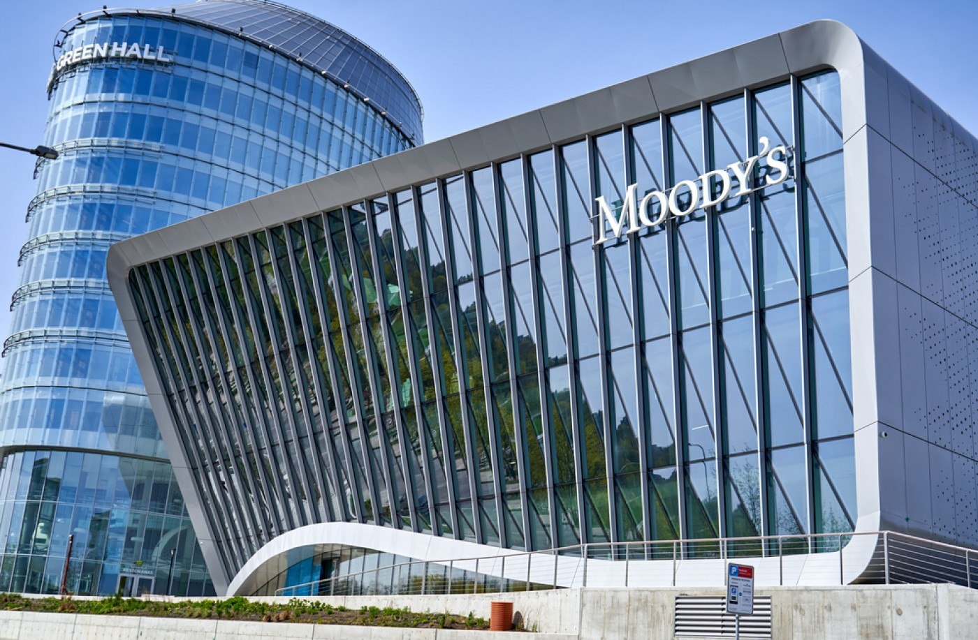 Moody’s menține ratingul României, dar perspectiva este negativă. Țara noastră rămâne la un pas de categoria „junk”