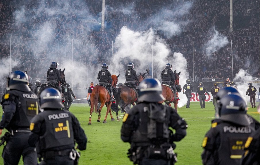 Derby transformat în câmp de luptă. Bătăi în tribune, torțe pe teren și 85 de victime: poliția a intervenit pe cai