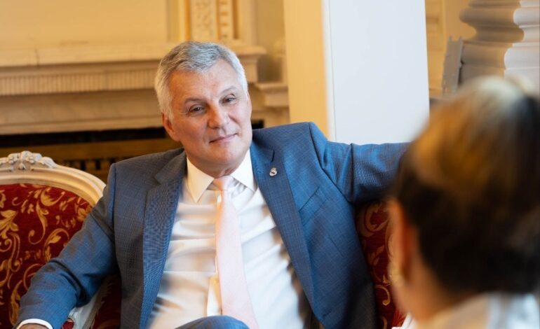 „Un îmbuibat care cumulează pensia cu salariul uriaș”. Lider PSD, atac la consilierul lui Isărescu: „Să spui că vom mânca iarbă și scoarță de copac…”