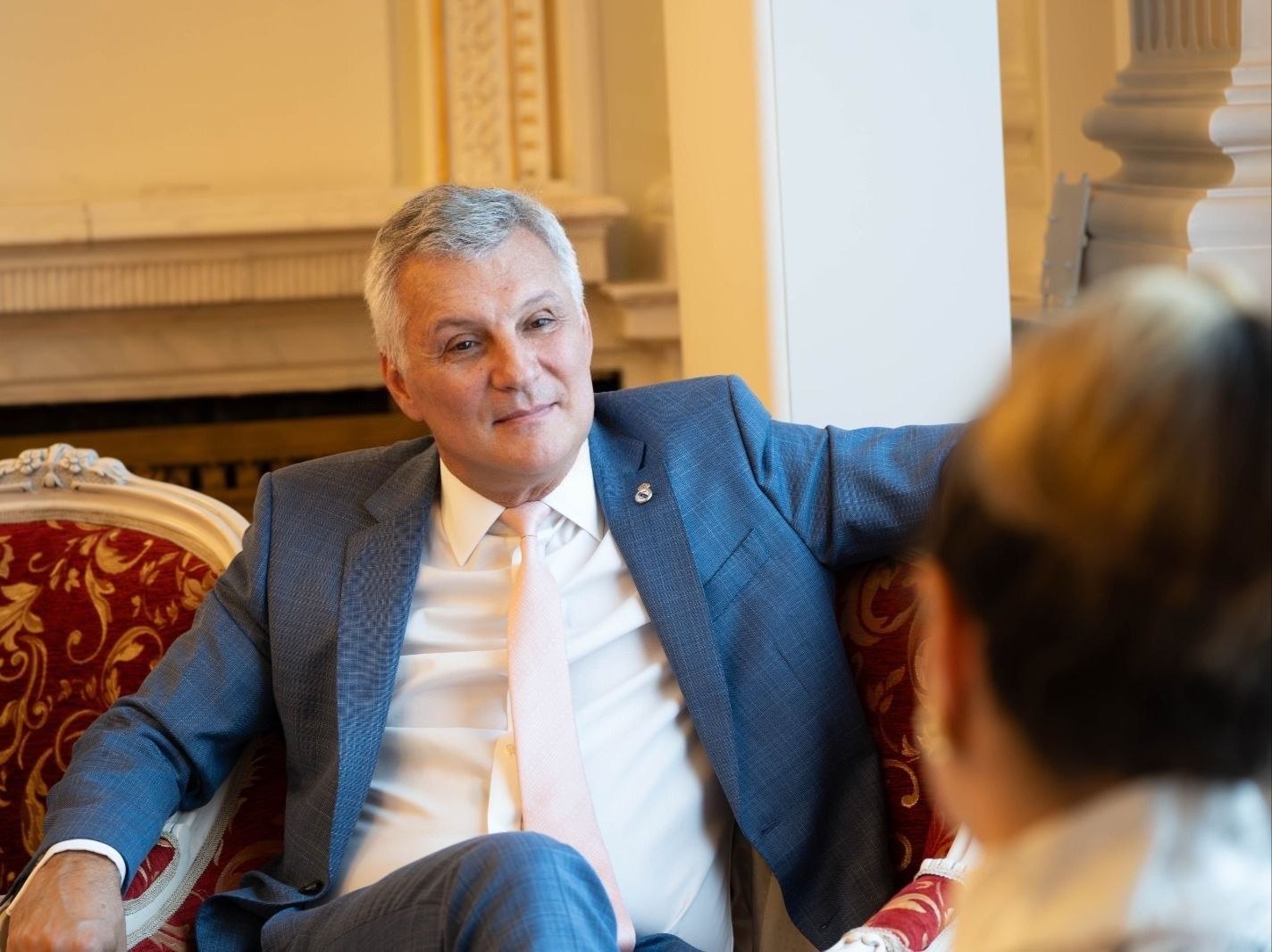 „Un îmbuibat care cumulează pensia cu salariul uriaș”. Lider PSD, atac la consilierul lui Isărescu: „Să spui că vom mânca iarbă și scoarță de copac…”