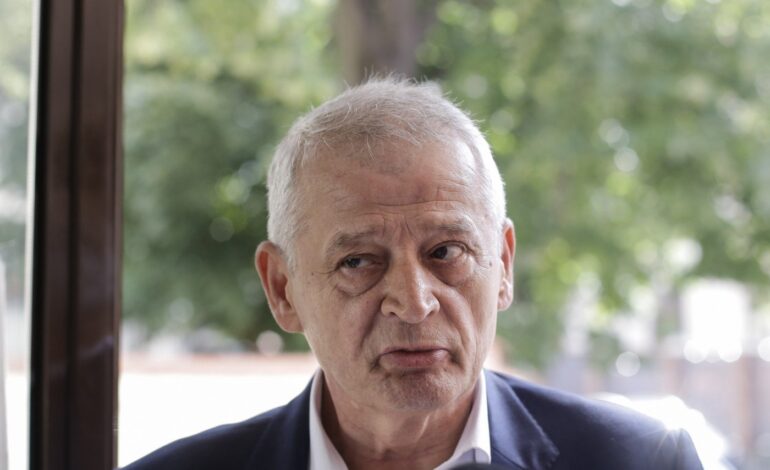 Sorin Oprescu, fotografiat pe o insulă din Grecia. Fostul edil este condamnat definitiv la aproape 10 ani de închisoare pentru corupție