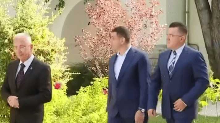 George Simion și-a făcut cruce când a bătut ceasul, la Cotroceni. „Bine că nu era și icoana lui Georgescu pe acolo”
