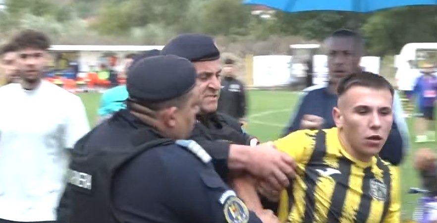Scandal monstru în Liga 3. Doi fotbaliști s-au luat la bătaie în vestiar. Au fost dați afară din club