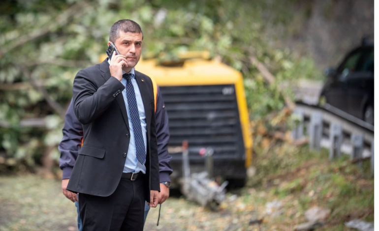 Radu Miruță, revoltat de situația de pe șantierul de pe Valea Oltului: „Patru oameni lucrau. Mulți stăteau într-o parcare și priveau Oltul curgând”