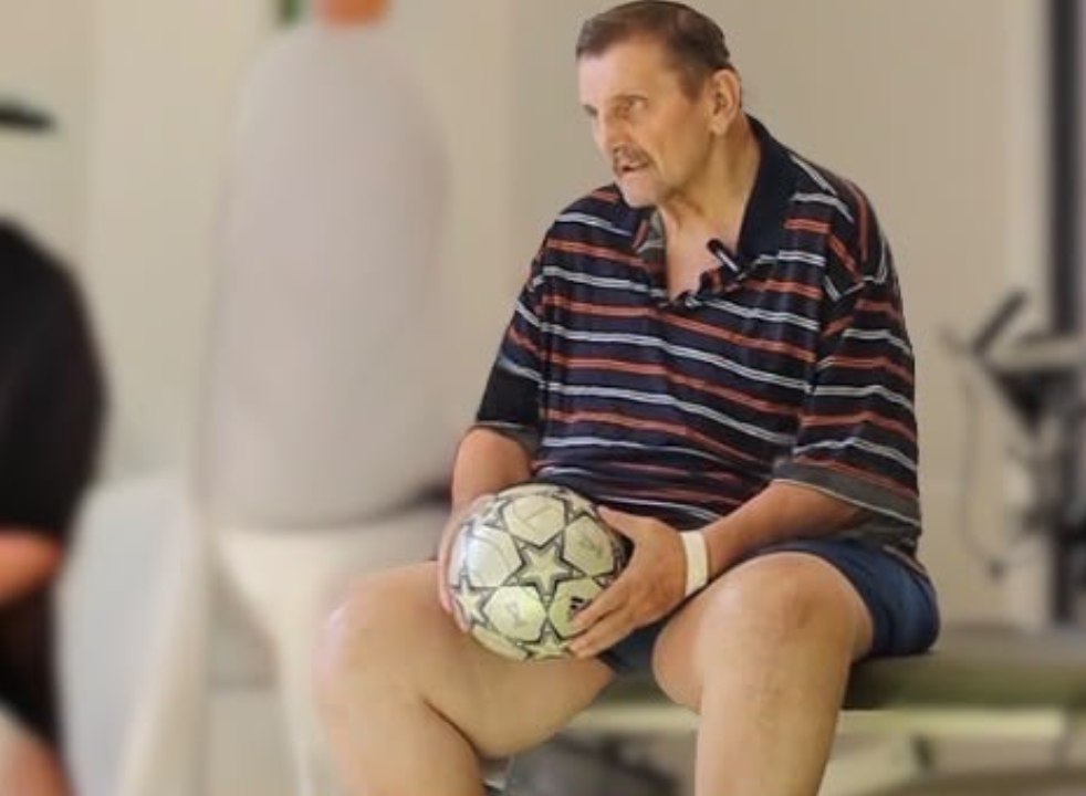 Marcel Coraș luptă cu boala într-un centru medical din Băile Felix. După un AVC cumplit, foști colegi de națională îl ajută financiar: „Aici mă simt ca acasă!”