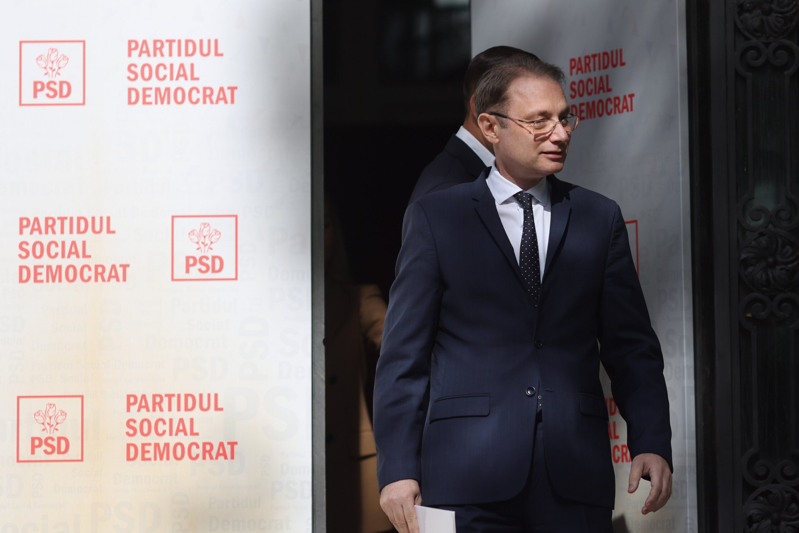Luca Niculescu, premierul fără marjă de manevră: ce poate și ce nu poate promite partidelor