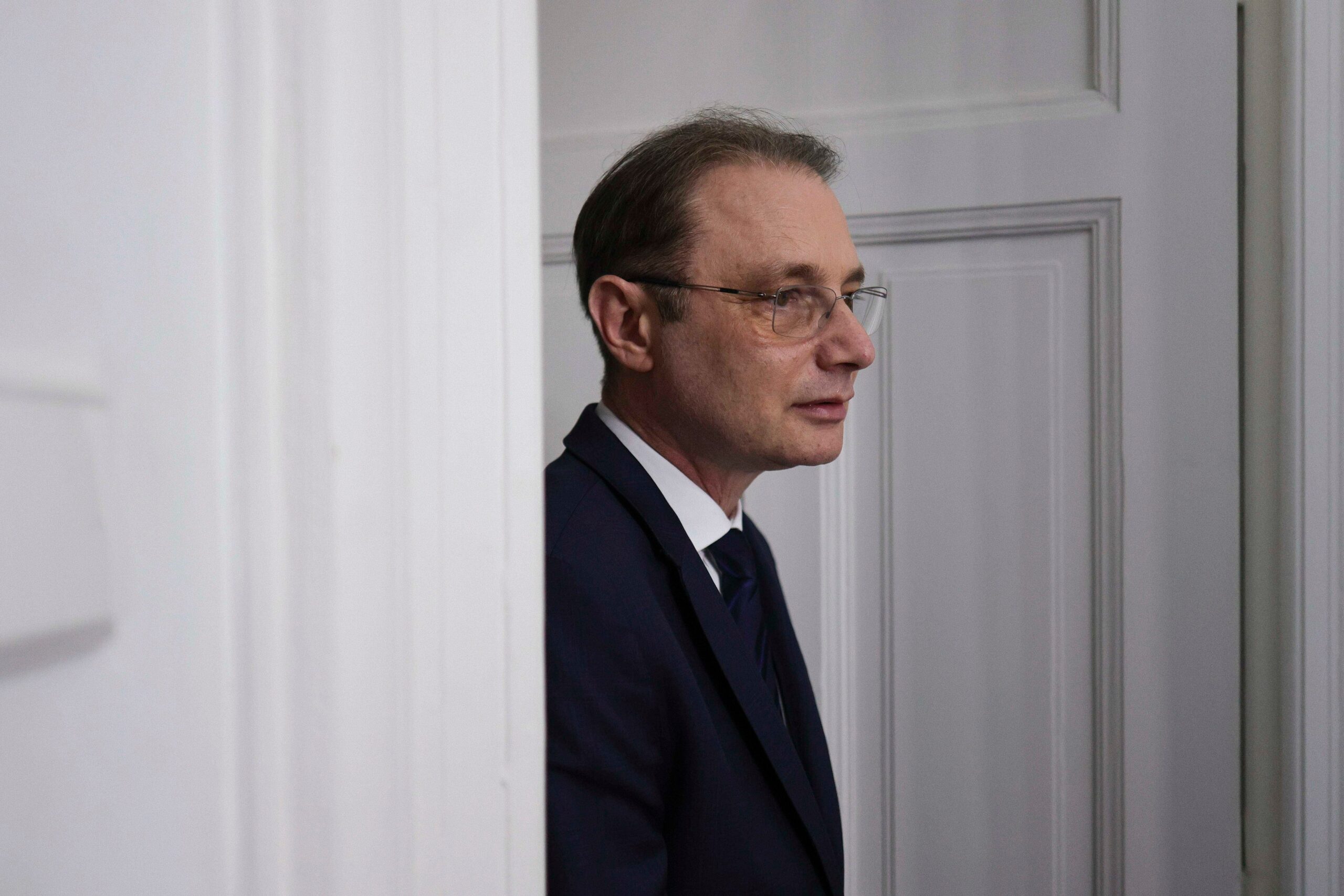 Trei scenarii pentru viitorul Guvern. Luca Niculescu a clarificat dacă va negocia cu AUR pentru susținerea Executivului său