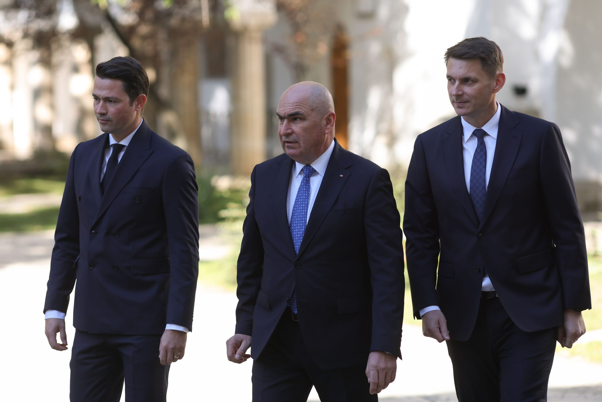 Bolojan și Niculescu semnează duminică un acord „condiționat” de susținere politică. Miza: menținerea țintelor de deficit
