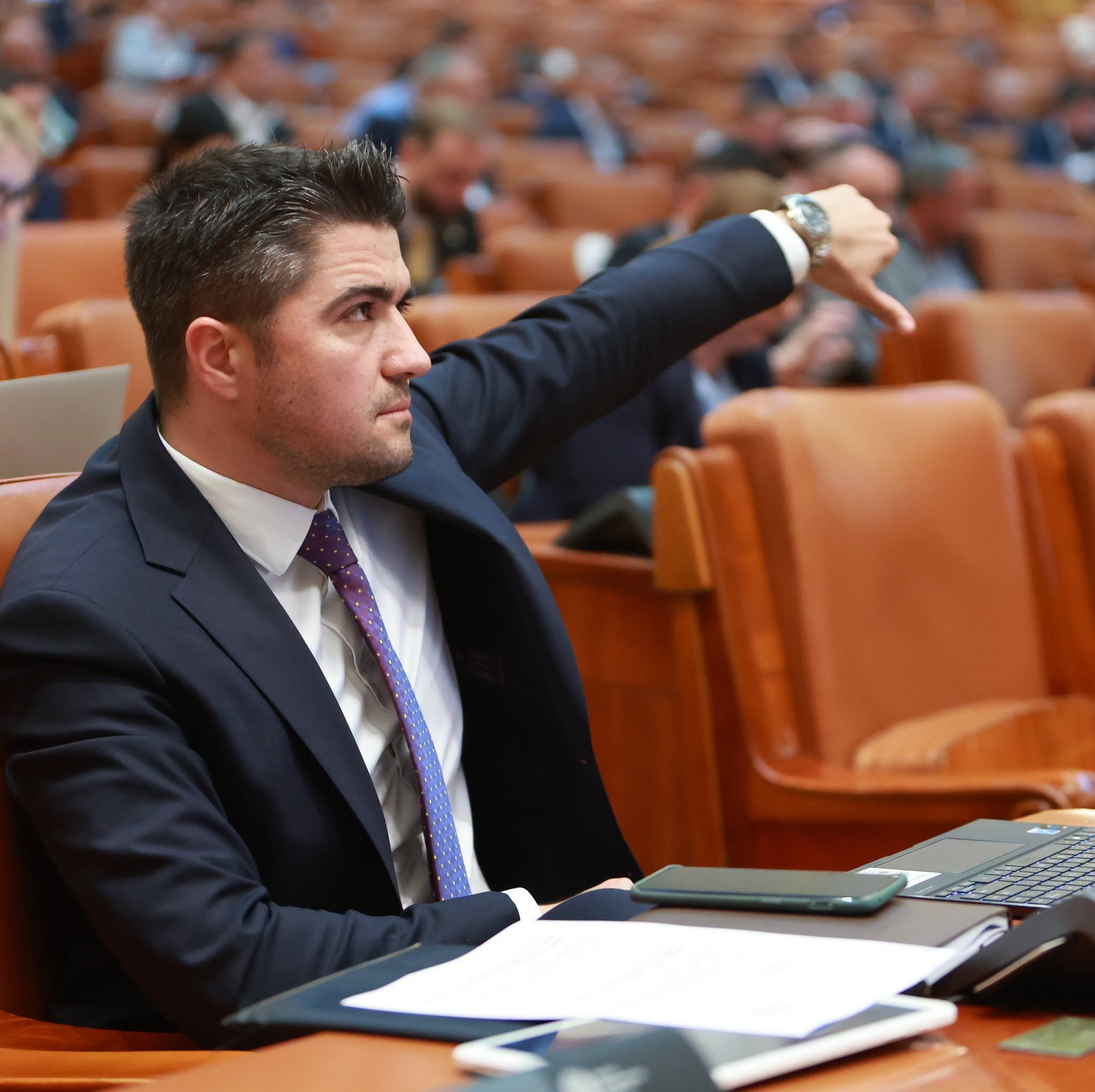 Un deputat USR ar vrea testarea psihologică și antidrog pentru parlamentari la preluarea mandatului. Dezvăluiri privind folosirea AI în Parlament
