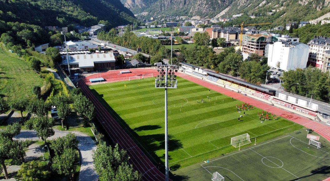 În inima Pirineilor, la înălțime. Stadionul de poveste din Andorra pe care va juca Universitatea Craiova în Conference League