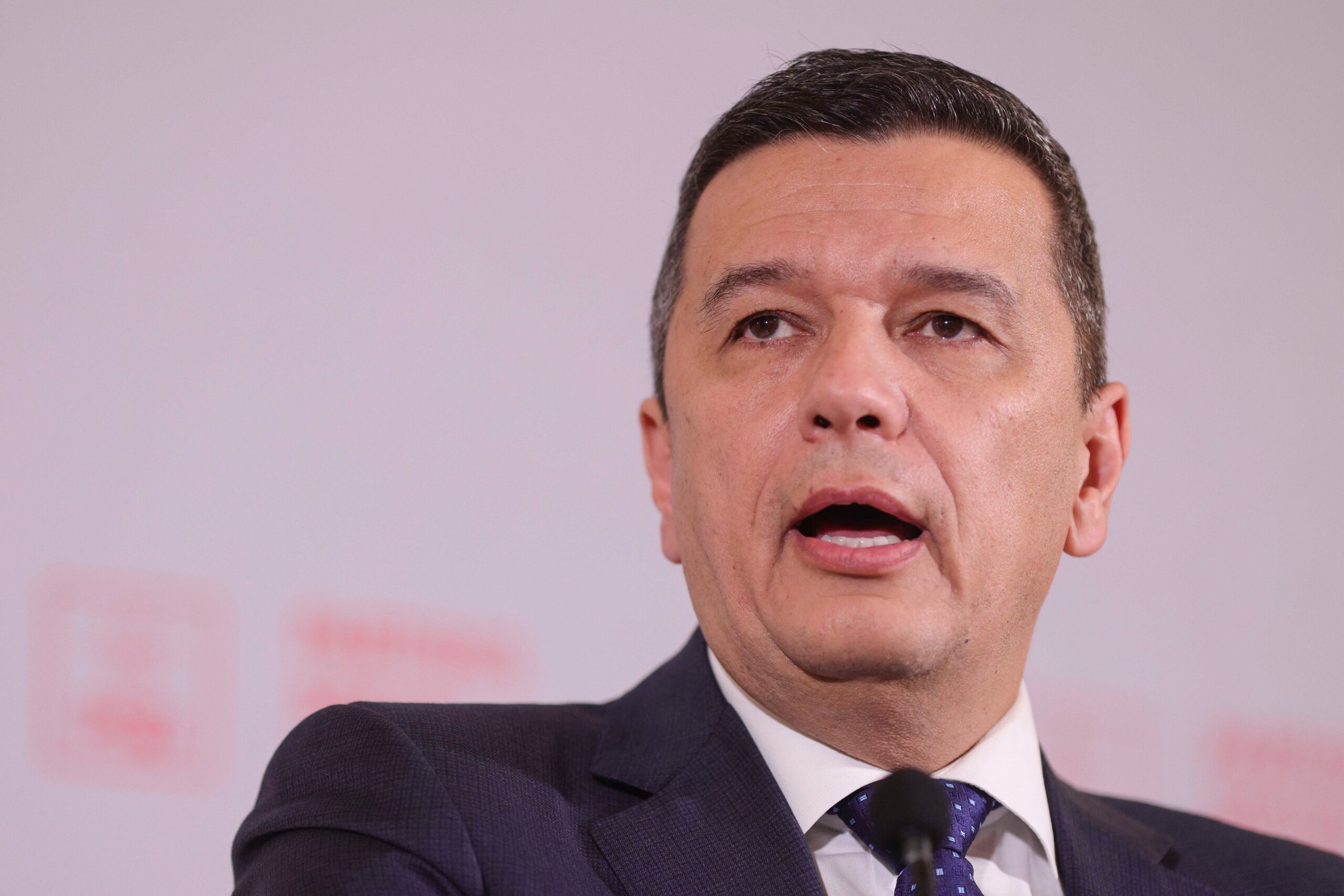 PSD îl acuză pe Bolojan pentru creșterea deficitului bugetar: „Eurostat a aprins lumina pe guvernarea Bolojan!”