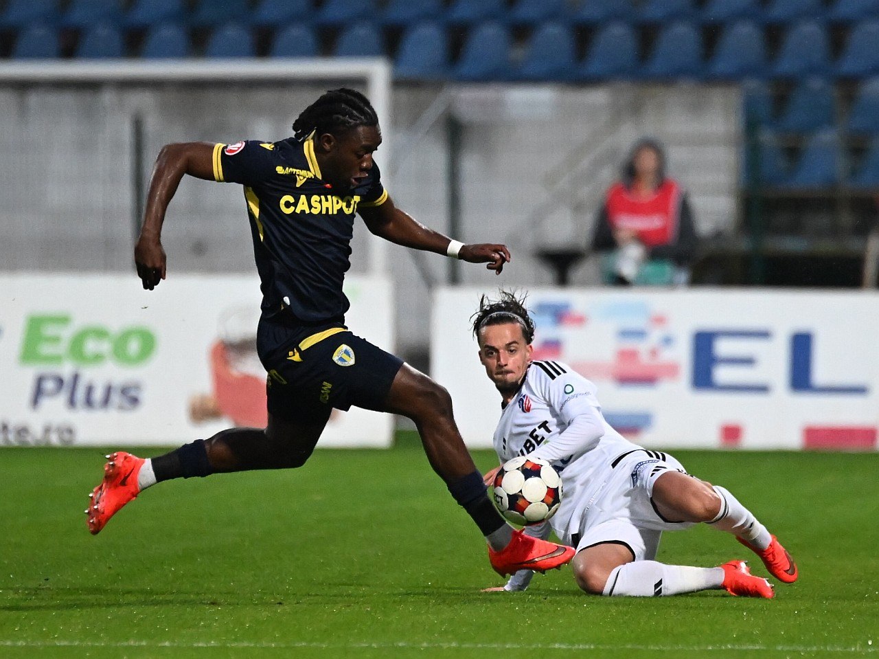 Petrolul și „U” Cluj au câștigat în deplasare și s-au apropiat de grupul din fruntea Superligii